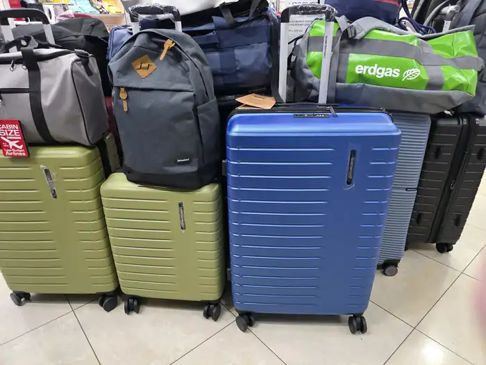 Suitcases, backpacks, sports bags and a 40×20×25 cm cabin bag