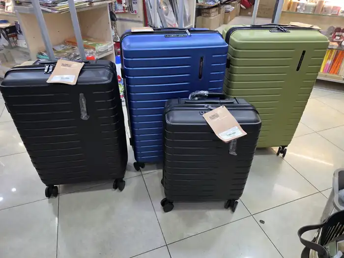 Hard-shell suitcases in cabin, medium and large sizes